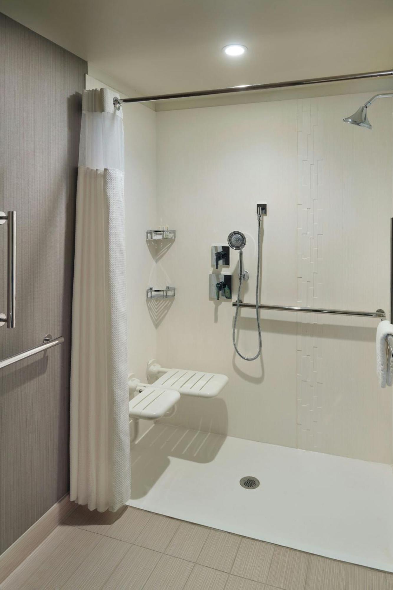 Courtyard By Marriott Lagrange Hotell Eksteriør bilde
