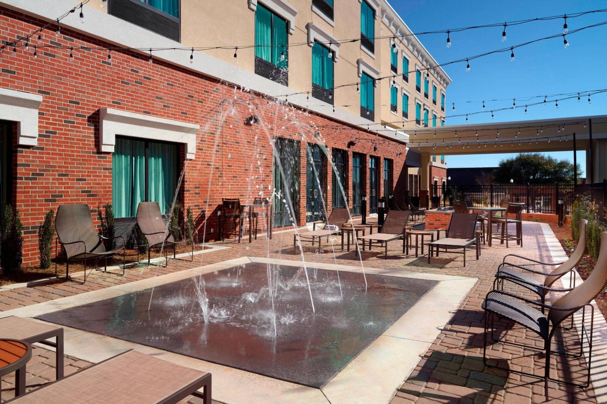 Courtyard By Marriott Lagrange Hotell Eksteriør bilde